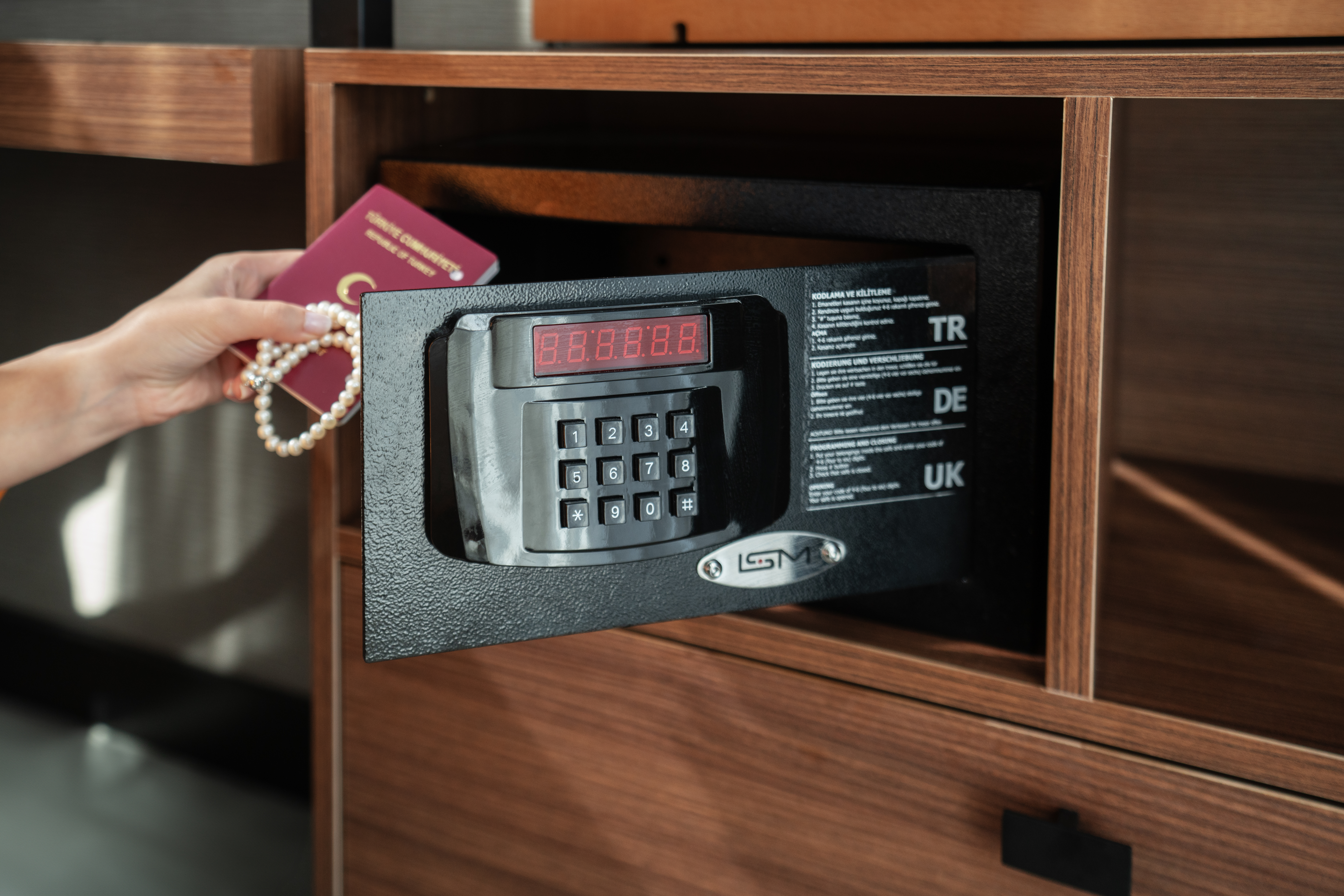 Elektronik Kasa mı Mekanik Kasa mı? Oteller İçin Karşılaştırma
